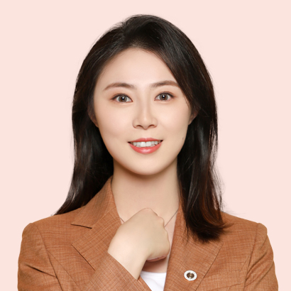 張?jiān)娧?></p>
                <p>
	<strong>社會(huì)職務(wù)</strong> 
</p>
<p>
	北京家理律師事務(wù)所高級(jí)律師
</p>
<p>
	<strong>工作經(jīng)歷</strong>
</p>
<p>
	婚姻家事專業(yè)型律師                  <br />
親辦婚姻家事案件200+            <br />
擅長(zhǎng)溝通、調(diào)解、數(shù)據(jù)梳理<br />
<br />
2019年獲法學(xué)學(xué)士學(xué)位。在校期間加入法律服務(wù)社團(tuán)，多次參與普法宣傳活動(dòng)，為高校學(xué)生普法、增強(qiáng)法律意識(shí)貢獻(xiàn)力量。學(xué)習(xí)成績(jī)優(yōu)異，多次榮獲專業(yè)獎(jiǎng)學(xué)金。曾在湖南永州中級(jí)人民法院實(shí)習(xí)，輔助法官處理各類婚姻家事案件的庭審工作，熟悉掌握法院案件的庭審流程，積累了大量民商事案件的庭審經(jīng)驗(yàn)，打下了堅(jiān)實(shí)的法律基礎(chǔ)。<br />
<br />
畢業(yè)后即加入家理，用的專業(yè)能力和扎實(shí)的法學(xué)基礎(chǔ)，為家理建立科技化、數(shù)字化、標(biāo)準(zhǔn)化辦案模式貢獻(xiàn)力量。2020年高分通過(guò)國(guó)家法律職業(yè)資格考試，從鉆研科技賦能法律服務(wù)的后端支撐體系研發(fā)人員轉(zhuǎn)變?yōu)橹苯臃?wù)于當(dāng)事人的婚姻家事律師團(tuán)隊(duì)中的一員。擅長(zhǎng)證據(jù)梳理、數(shù)據(jù)分析、銀行流水梳理、房屋折價(jià)款計(jì)算等婚姻家事案件中較為復(fù)雜的工作內(nèi)容。性格溫和、共情能力強(qiáng)的特點(diǎn)，可幫助當(dāng)事人緩解在訴訟中的焦慮情緒。此外，多部門的工作經(jīng)歷更有利于了解當(dāng)事人各方面的需求，為其提供更專業(yè)、更優(yōu)質(zhì)的法律服務(wù)。
</p>
<p>
	<strong>教育背景</strong> 
</p>
<p>
	婚姻家事專業(yè)型律師親辦婚姻家事案件100件+擅長(zhǎng)溝通、調(diào)解、數(shù)據(jù)梳理
</p>
<p>
	2019年獲得法學(xué)學(xué)士學(xué)位。在校期間加入法律服務(wù)社團(tuán)，多次參與普法宣傳活動(dòng)，為高校學(xué)生普法、增強(qiáng)法律意識(shí)貢獻(xiàn)力量。學(xué)習(xí)成績(jī)優(yōu)異，多次獲得專業(yè)獎(jiǎng)學(xué)金。曾在湖南省永州市中級(jí)人民法院實(shí)習(xí)，輔助法官處理各類婚姻家事案件的庭審工作，熟悉掌握法院案件的庭審流程，積累了大量民商事案件的庭審經(jīng)驗(yàn)，打下了堅(jiān)實(shí)的法律基礎(chǔ)。
</p>
<p>
	大學(xué)畢業(yè)后即加入家理，用的專業(yè)能力和扎實(shí)的法學(xué)基礎(chǔ)，為家理建立科技化、數(shù)字化、標(biāo)準(zhǔn)化辦案模式貢獻(xiàn)力量。2020年高分通過(guò)國(guó)家法律職業(yè)資格考試，從鉆研科技賦能法律服務(wù)的后端支撐體系研發(fā)人員轉(zhuǎn)變?yōu)橹苯臃?wù)于當(dāng)事人的婚姻家事律師隊(duì)伍中的一員。擅長(zhǎng)證據(jù)梳理、數(shù)據(jù)分析、銀行流水梳理、房屋折價(jià)款計(jì)算等婚姻家事案件中較為復(fù)雜的工作內(nèi)容。性格溫和，共情能力強(qiáng)的特點(diǎn)，可幫助緩解當(dāng)事人在訴訟中的焦慮情緒。多部門的工作經(jīng)歷更有利于了解當(dāng)事人各方面的需求，為其提供專業(yè)、優(yōu)質(zhì)的法律服務(wù)。
</p>
<p>
	<strong>經(jīng)典案例</strong> 
</p>
<p>
	? 離婚糾紛：積極與對(duì)方進(jìn)行多輪溝通、調(diào)解，終助女方順利離婚并擺脫對(duì)方精神控制;
</p>
<p>
	? 婚糾紛：男方主張女方惡意轉(zhuǎn)移財(cái)產(chǎn)，通過(guò)梳理大量銀行流水、數(shù)據(jù)分析予以說(shuō)明，終扭轉(zhuǎn)女方不利局勢(shì);
</p>
<p>
	? 婚姻過(guò)錯(cuò)：通過(guò)調(diào)取大量且多樣證據(jù)認(rèn)定男方婚內(nèi)出軌，助女方分得60%的夫妻共同財(cái)產(chǎn);
</p>
<p>
	? 子女撫養(yǎng)：雙方基本情況、經(jīng)濟(jì)條件相當(dāng)?shù)那闆r下，與法官多次溝通終助當(dāng)事人獲得孩子撫養(yǎng)權(quán);
</p>
<p>
	? 繼承糾紛：大量舉證力證當(dāng)事人盡到主要贍養(yǎng)義務(wù)并主張應(yīng)當(dāng)多分遺產(chǎn)，終得到法官支持;
</p>
<p>
	? 贈(zèng)與合同無(wú)效糾紛：男方婚內(nèi)向第三者大額轉(zhuǎn)款，助原配起訴二人，終得到法院支持，第三者返還全部財(cái)產(chǎn);
</p>
<p>
	? 
遺囑繼承：針對(duì)對(duì)方代書遺囑及錄像證據(jù)，從證據(jù)形式及邏輯等層面分析瑕疵并提供相反證據(jù)綜合論證，終認(rèn)定對(duì)方所持遺囑無(wú)效，助當(dāng)事人依法繼承老人的遺產(chǎn)。
</p>
            </div>
        </div>
        <div   id=