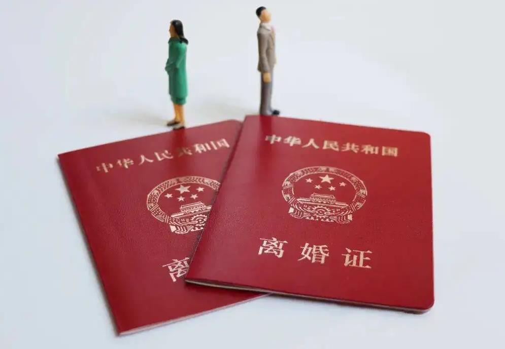 離婚房產(chǎn)法院評估費(fèi)由誰承擔(dān)？北京離婚財(cái)產(chǎn)分割律師咨詢